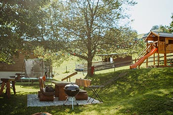 Spielplatz und Grillstelle
