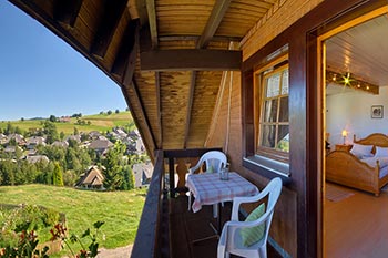Überdachter Balkon mit herrlicher Aussicht