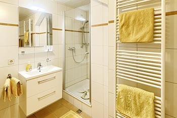 Badezimmer mit Dusche und WC