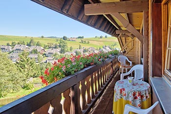 Überdachter Balkon mit herrlicher Aussicht