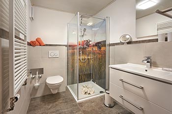 Badezimmer mit Dusche und WC