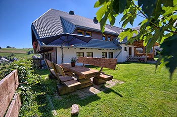 Sitzplatz vor dem Haus